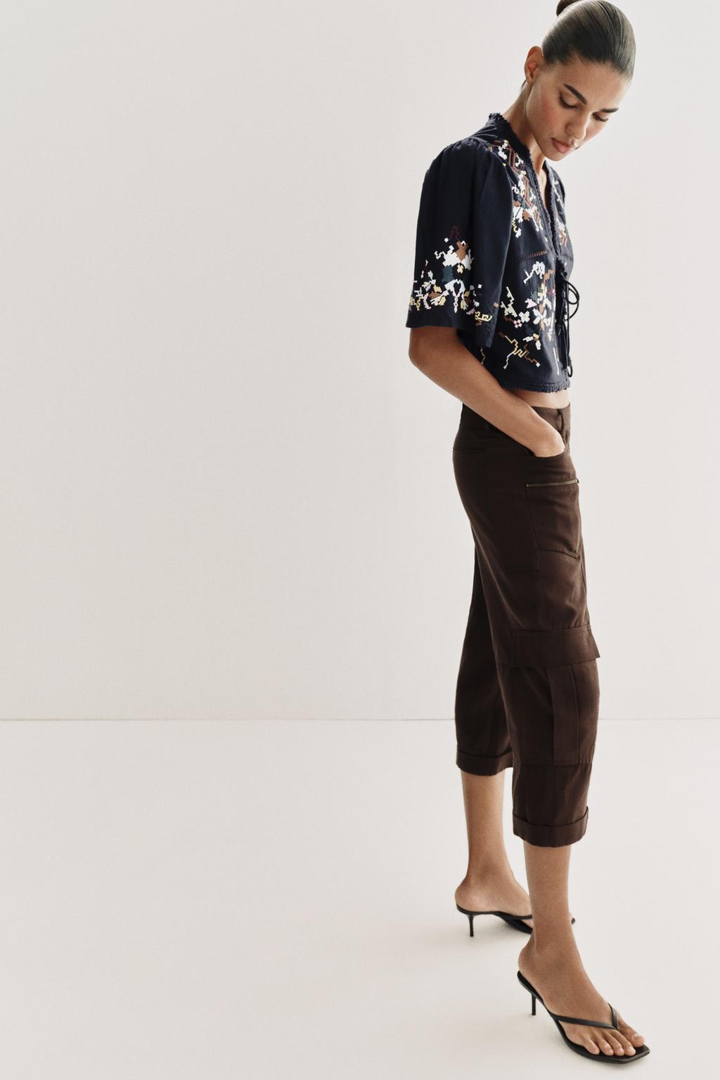 УКОРОЧЕННЫЙ ТОП С ЦВЕТОЧНОЙ ВЫШИВКОЙ