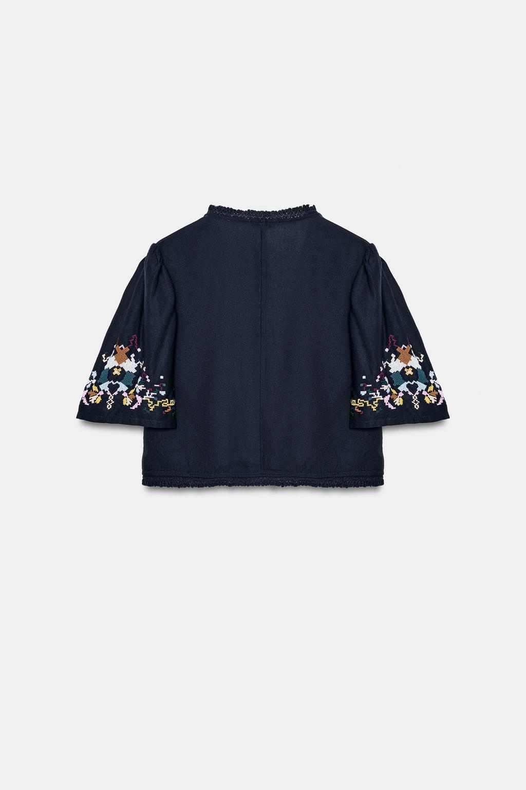 УКОРОЧЕННЫЙ ТОП С ЦВЕТОЧНОЙ ВЫШИВКОЙ