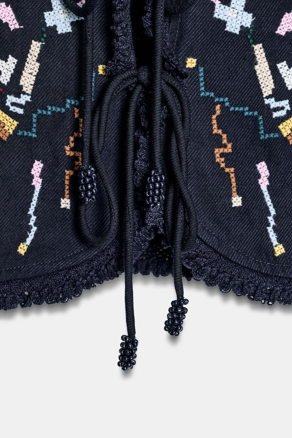 УКОРОЧЕННЫЙ ТОП С ЦВЕТОЧНОЙ ВЫШИВКОЙ