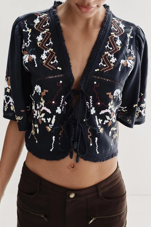 Укороченный топ с цветочной вышивкой- Заказать в России