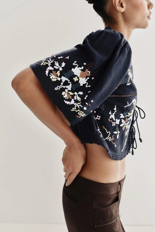 Укороченный топ с цветочной вышивкой- Заказать в России