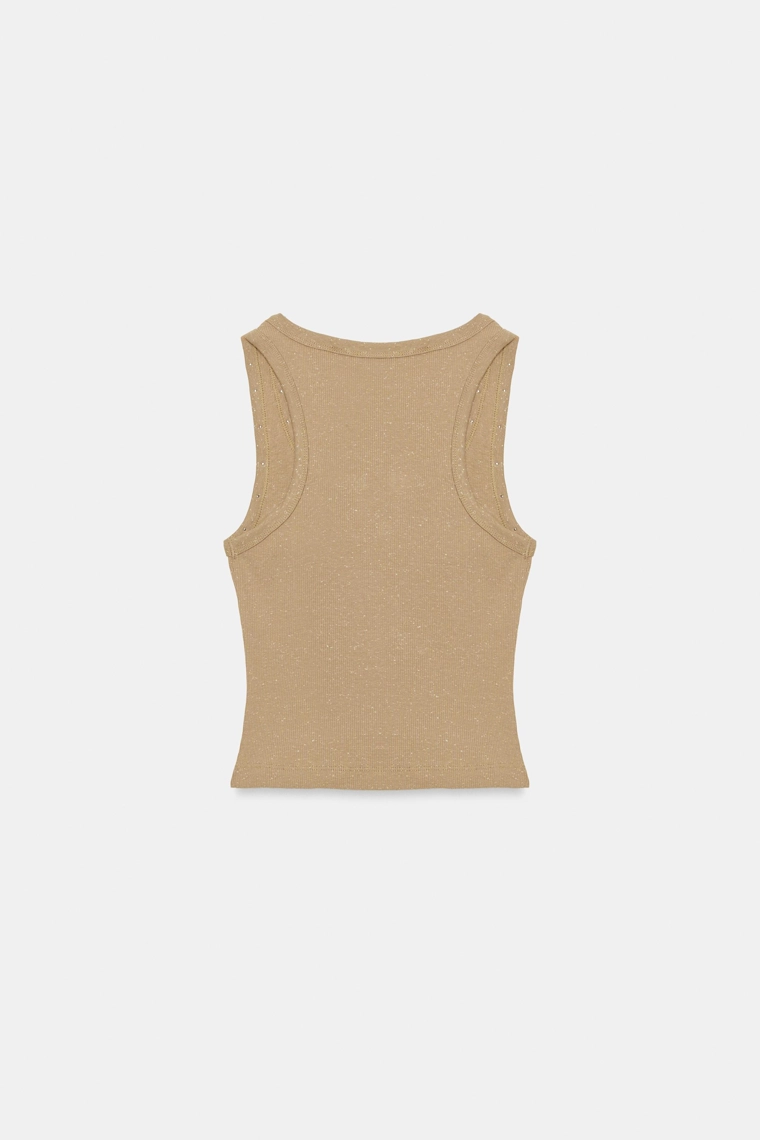 Футболка с заклёпками и лозунгом