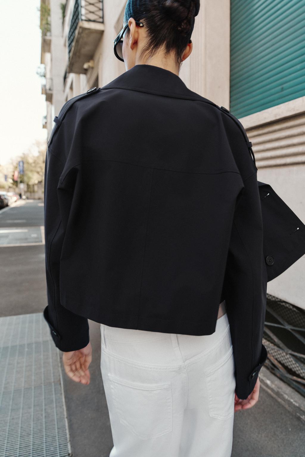 УКОРОЧЕННЫЙ ДВУБОРТНЫЙ ТРЕНЧ