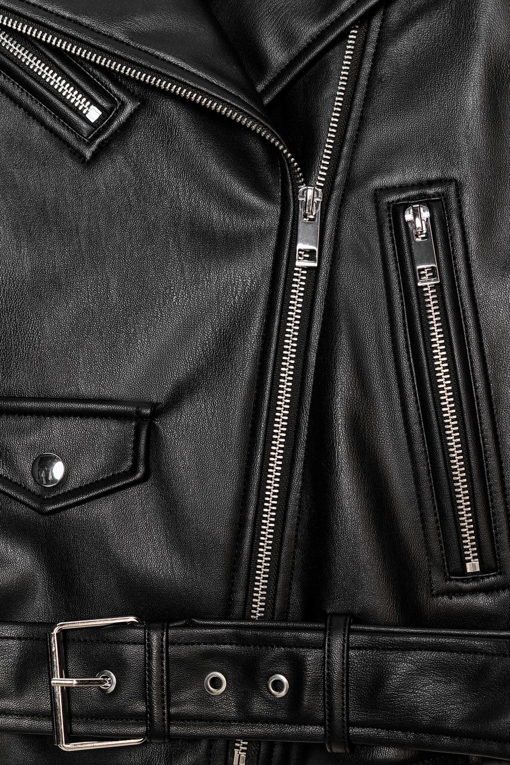 КУРТКА В БАЙКЕРСКОМ СТИЛЕ ИЗ ИСКУССТВЕННОЙ КОЖИ