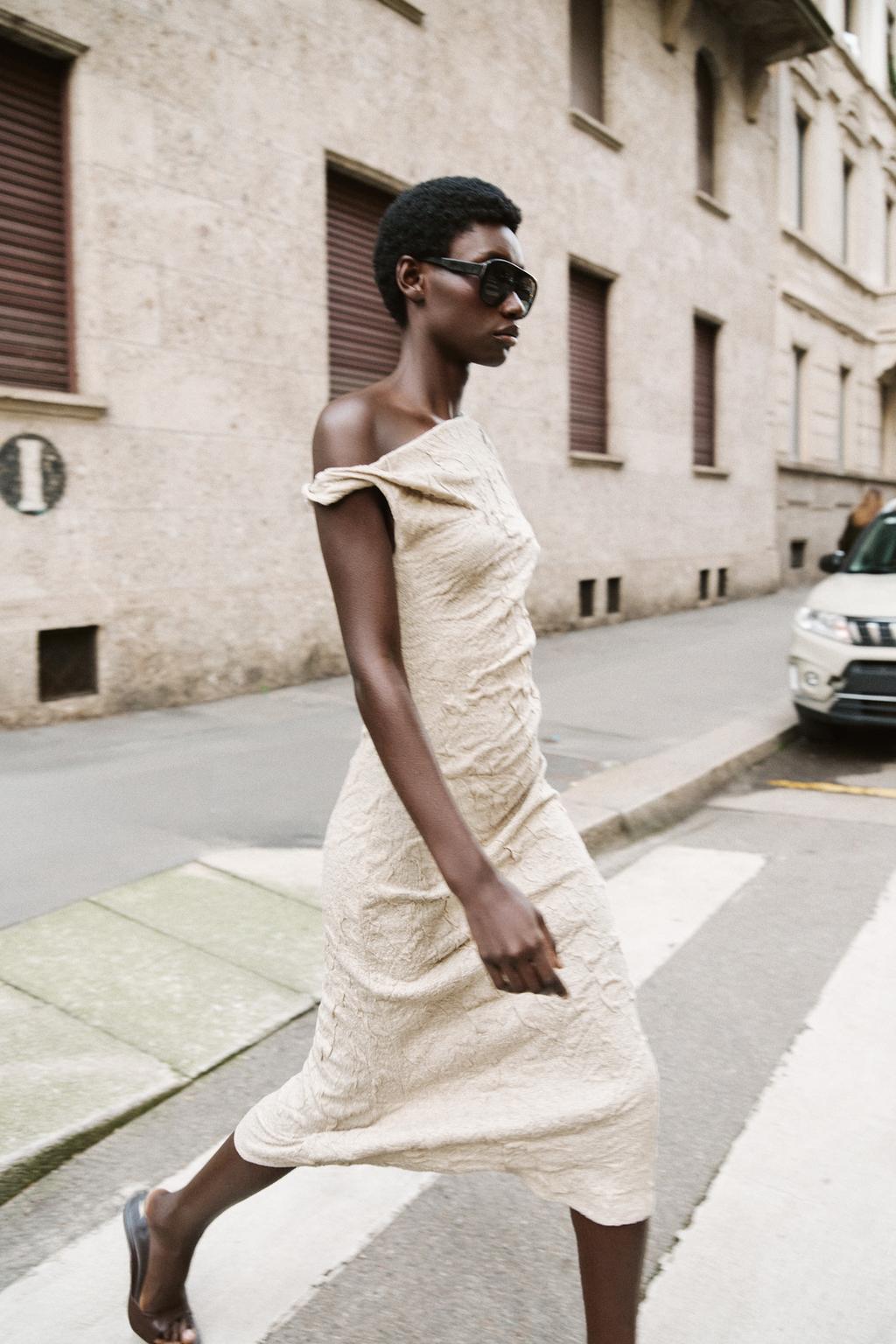 ЖАККАРДОВОЕ ПЛАТЬЕ СО СКЛАДКАМИ