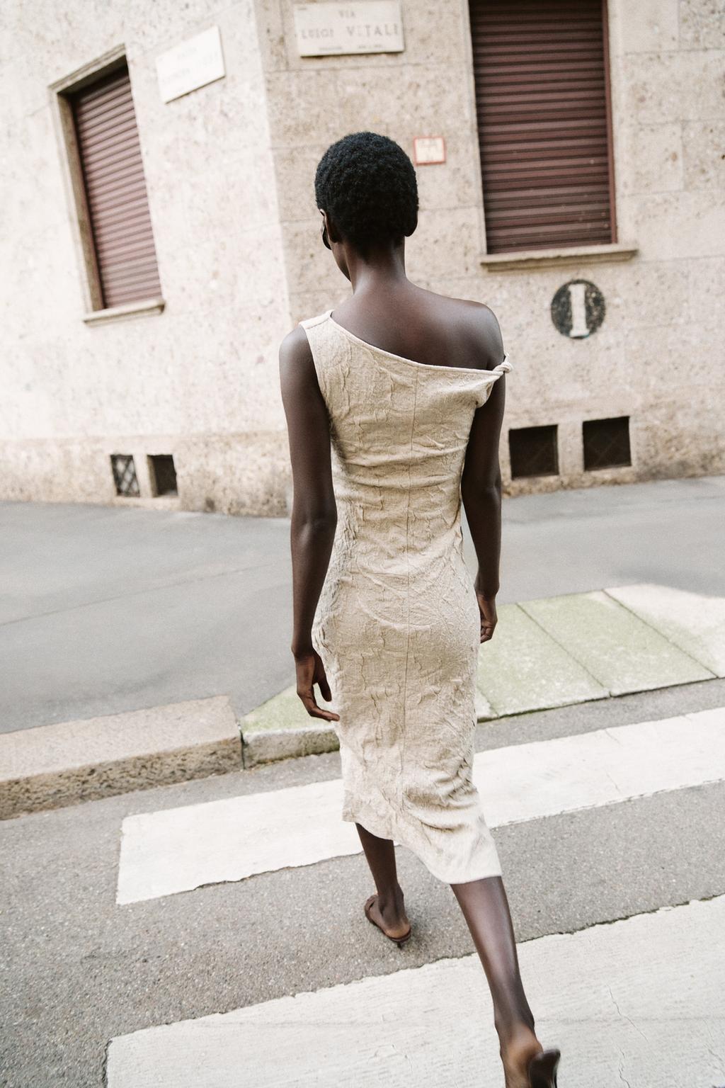 ЖАККАРДОВОЕ ПЛАТЬЕ СО СКЛАДКАМИ