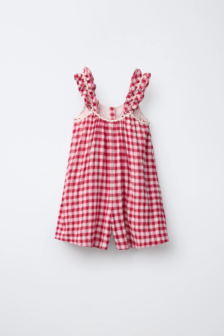 Короткий комбинезон в клетку с отделкой из кружева