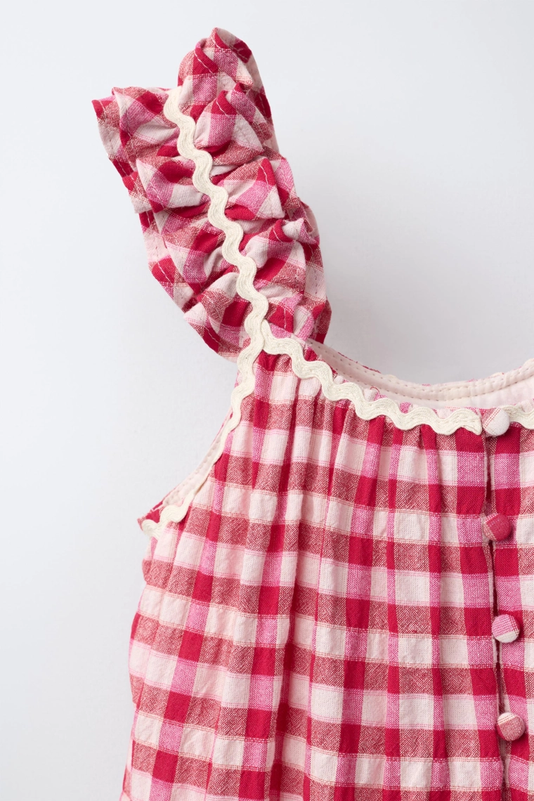 Короткий комбинезон в клетку с отделкой из кружева