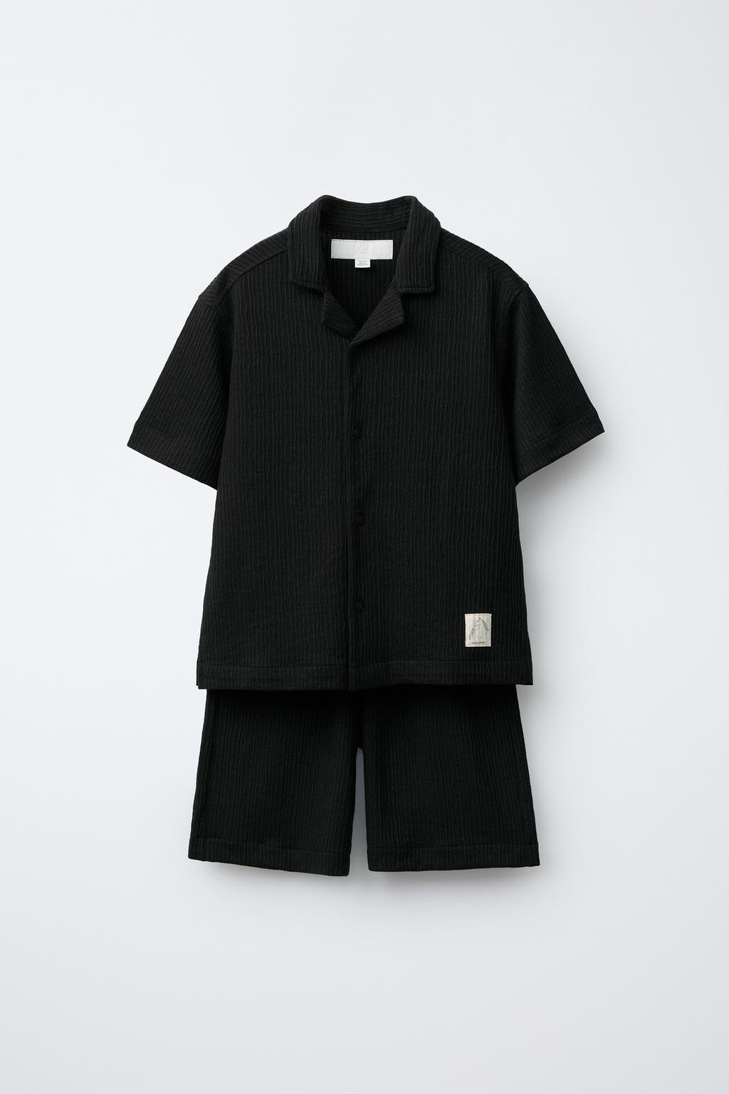 КОМПЛЕКТ ИЗ РУБАШКИ БОУЛИНГ И ШОРТОВ-БЕРМУДОВ С ТЕКСТУРОЙ И НАШИВКОЙ