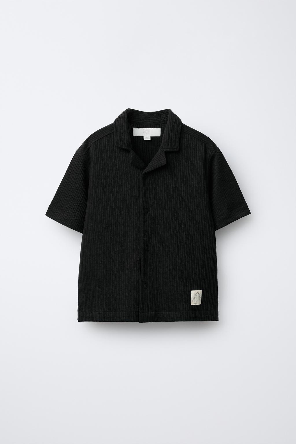 КОМПЛЕКТ ИЗ РУБАШКИ БОУЛИНГ И ШОРТОВ-БЕРМУДОВ С ТЕКСТУРОЙ И НАШИВКОЙ