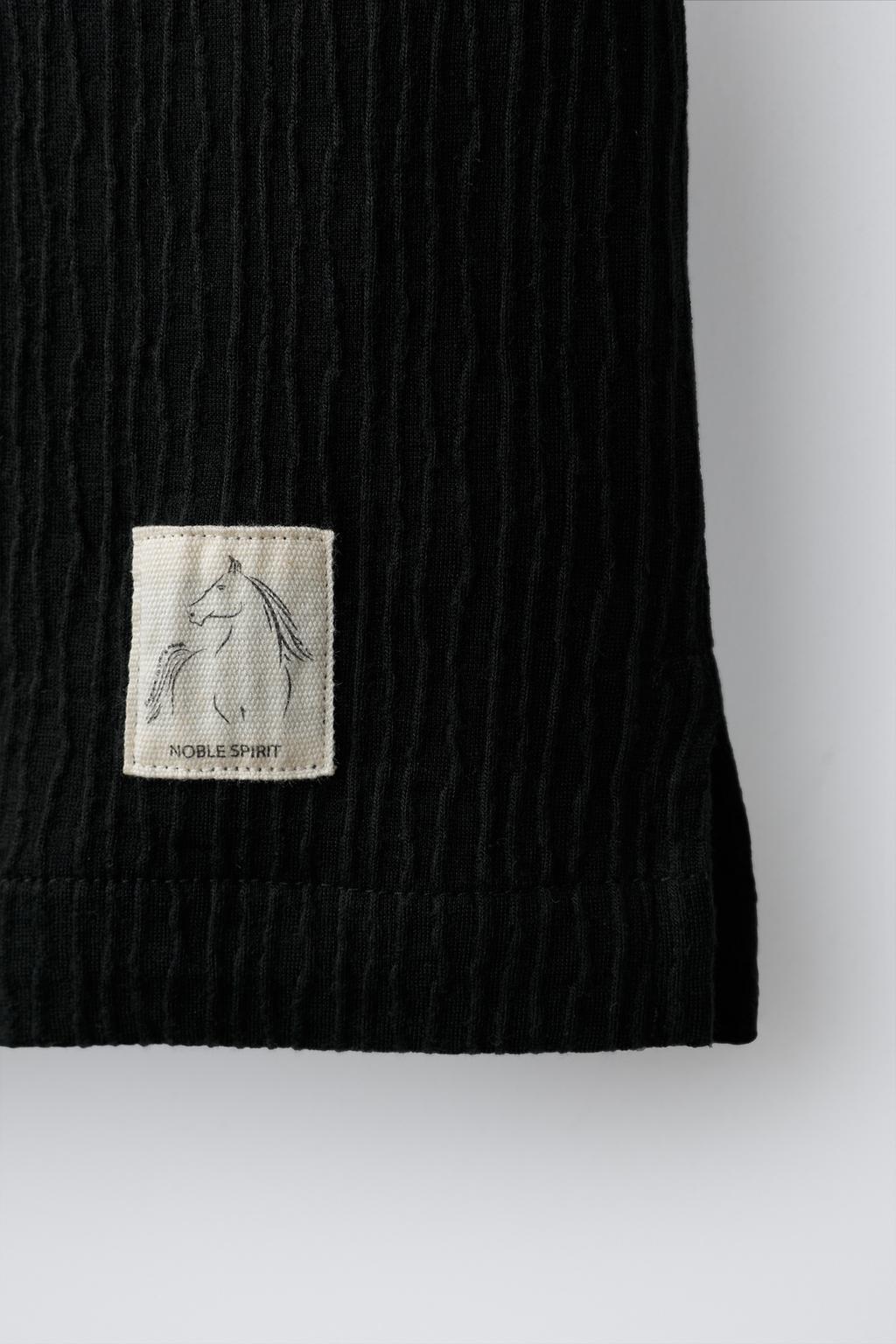 КОМПЛЕКТ ИЗ РУБАШКИ БОУЛИНГ И ШОРТОВ-БЕРМУДОВ С ТЕКСТУРОЙ И НАШИВКОЙ