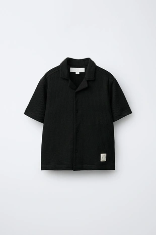 Комплект из рубашки боулинг и шортов-бермудов с текстурой и нашивкой- Заказать в России