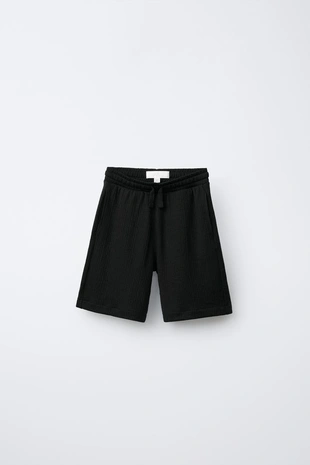 Комплект из рубашки боулинг и шортов-бермудов с текстурой и нашивкой- Заказать в России