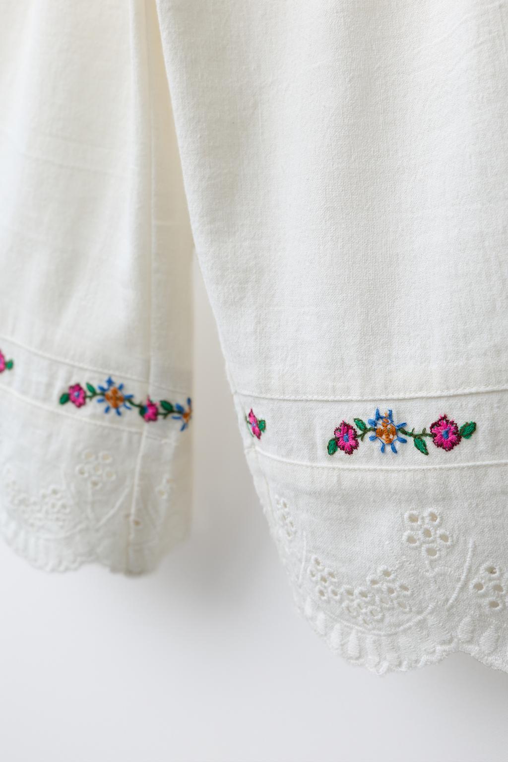 БРЮКИ-КЮЛОТЫ ИЗ ХЛОПКА И ЛЬНА С ВЫШИВКОЙ В ВИДЕ ЦВЕТОВ