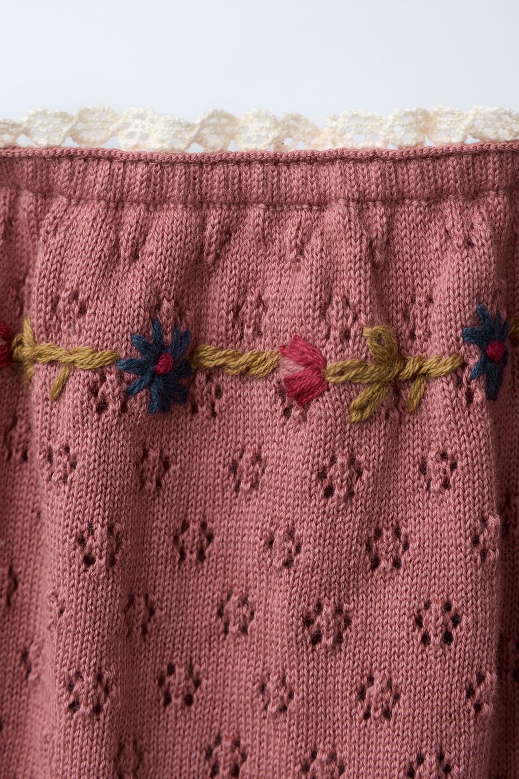 ТРИКОТАЖНОЕ ПЛАТЬЕ С ВЫШИТЫМИ ЦВЕТАМИ И КРУЖЕВОМ