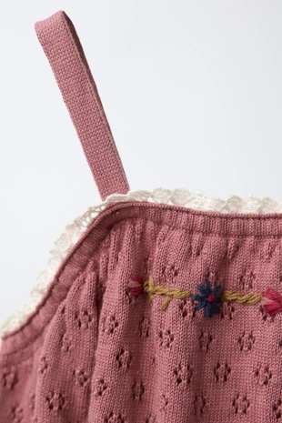 Трикотажное платье с вышитыми цветами и кружевом- Заказать в России