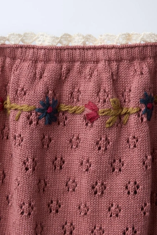 Трикотажное платье с вышитыми цветами и кружевом- Заказать в России