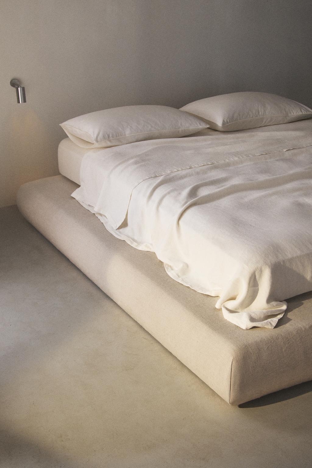 Обитая каркасная кровать