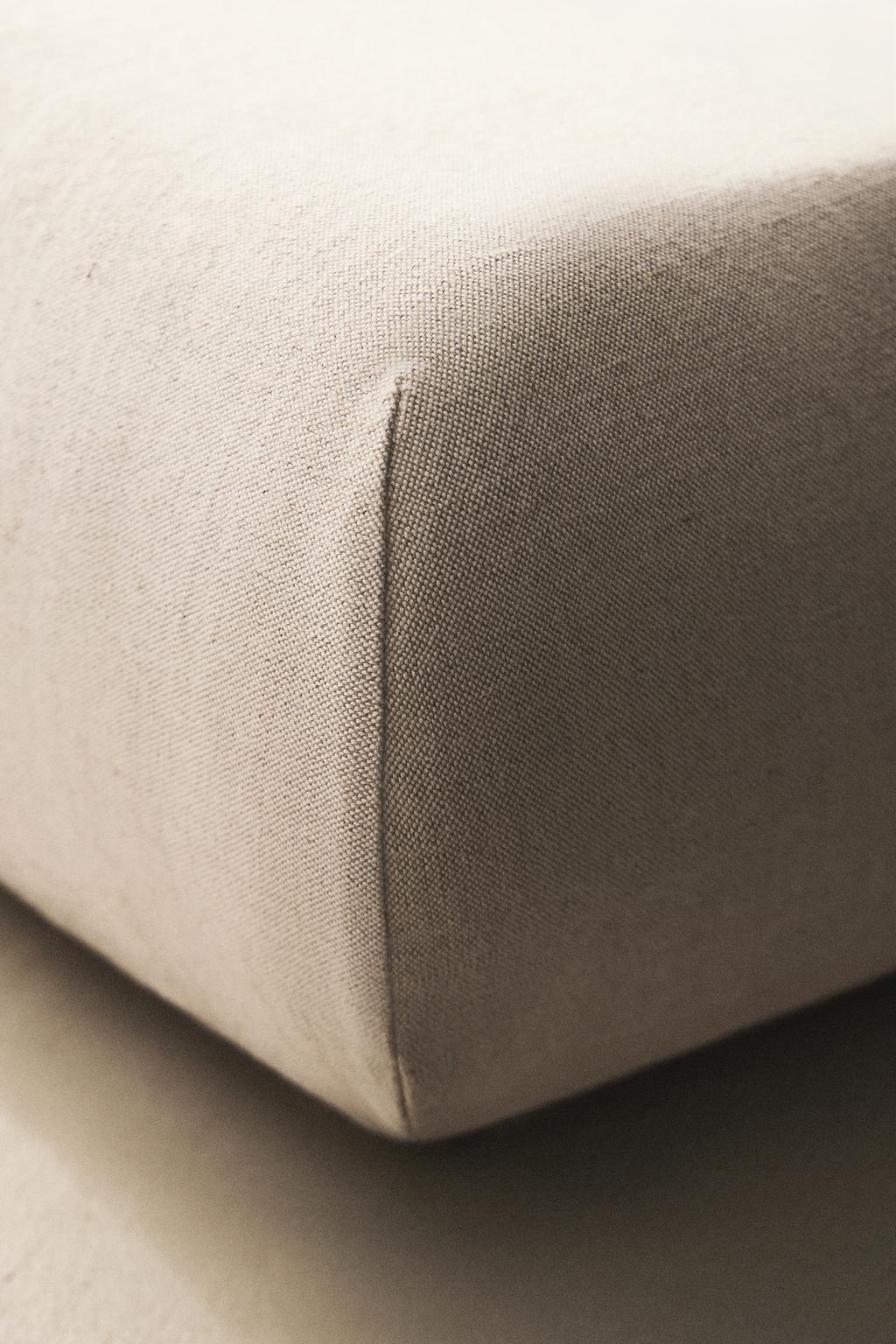 Обитая каркасная кровать