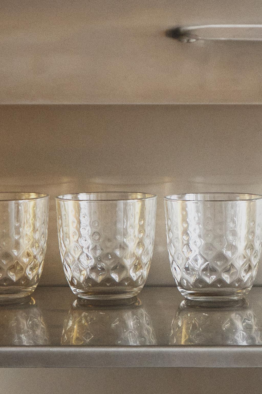 Потолочный светильник с опаловым стеклом