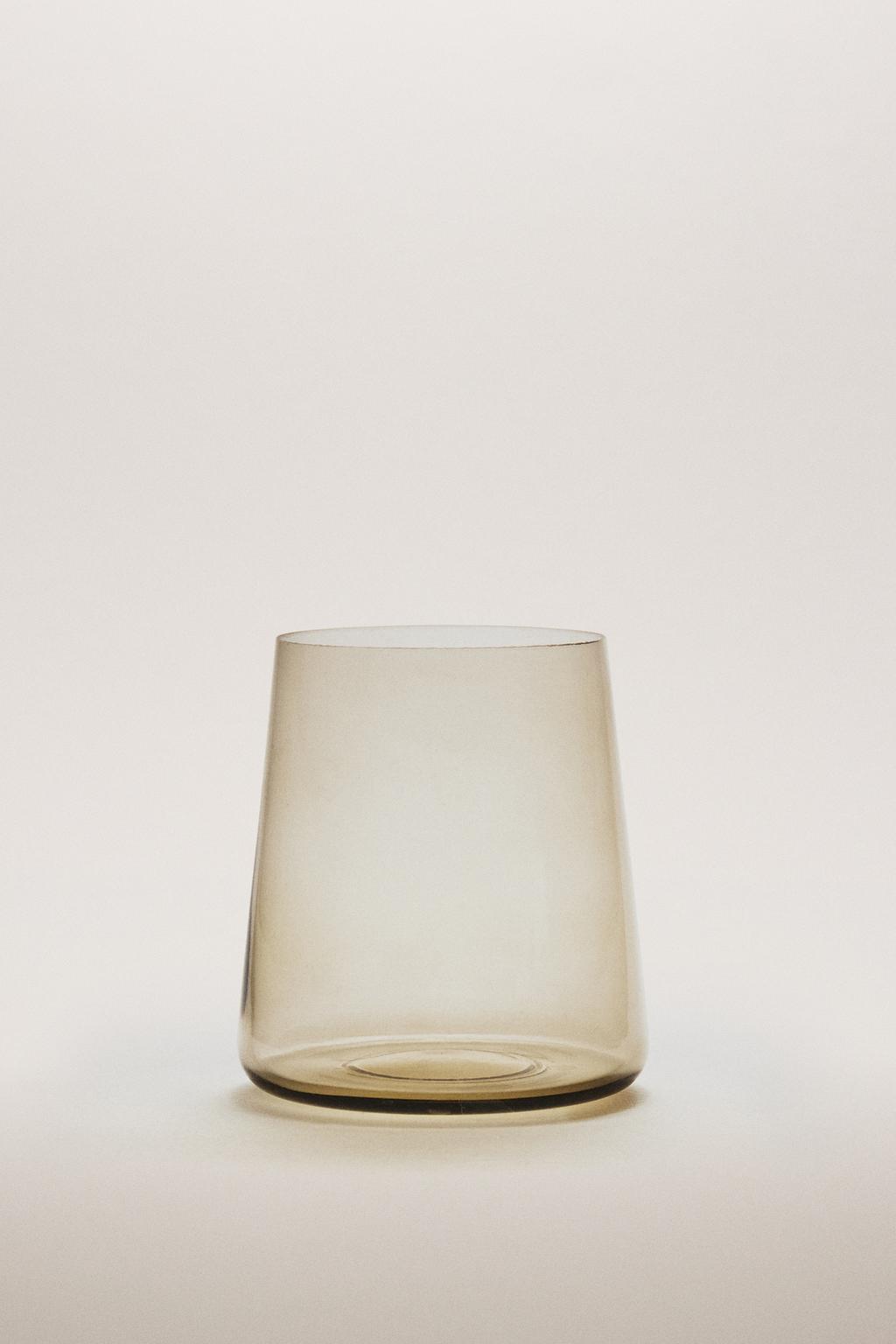 Стеклянный рюмка конической формы