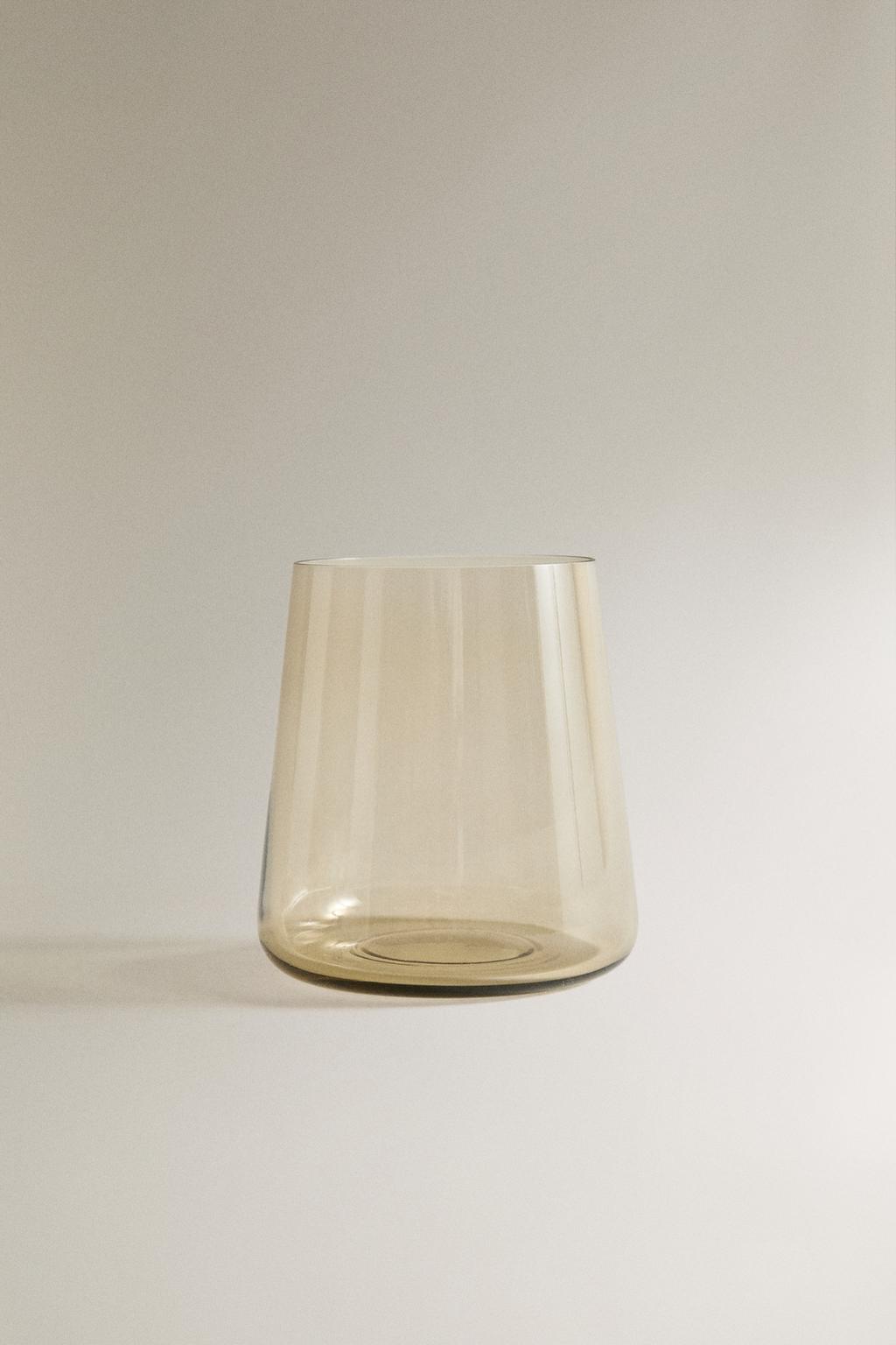 Стеклянный рюмка конической формы