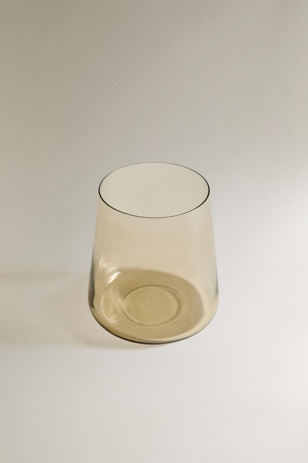 Стеклянный рюмка конической формы