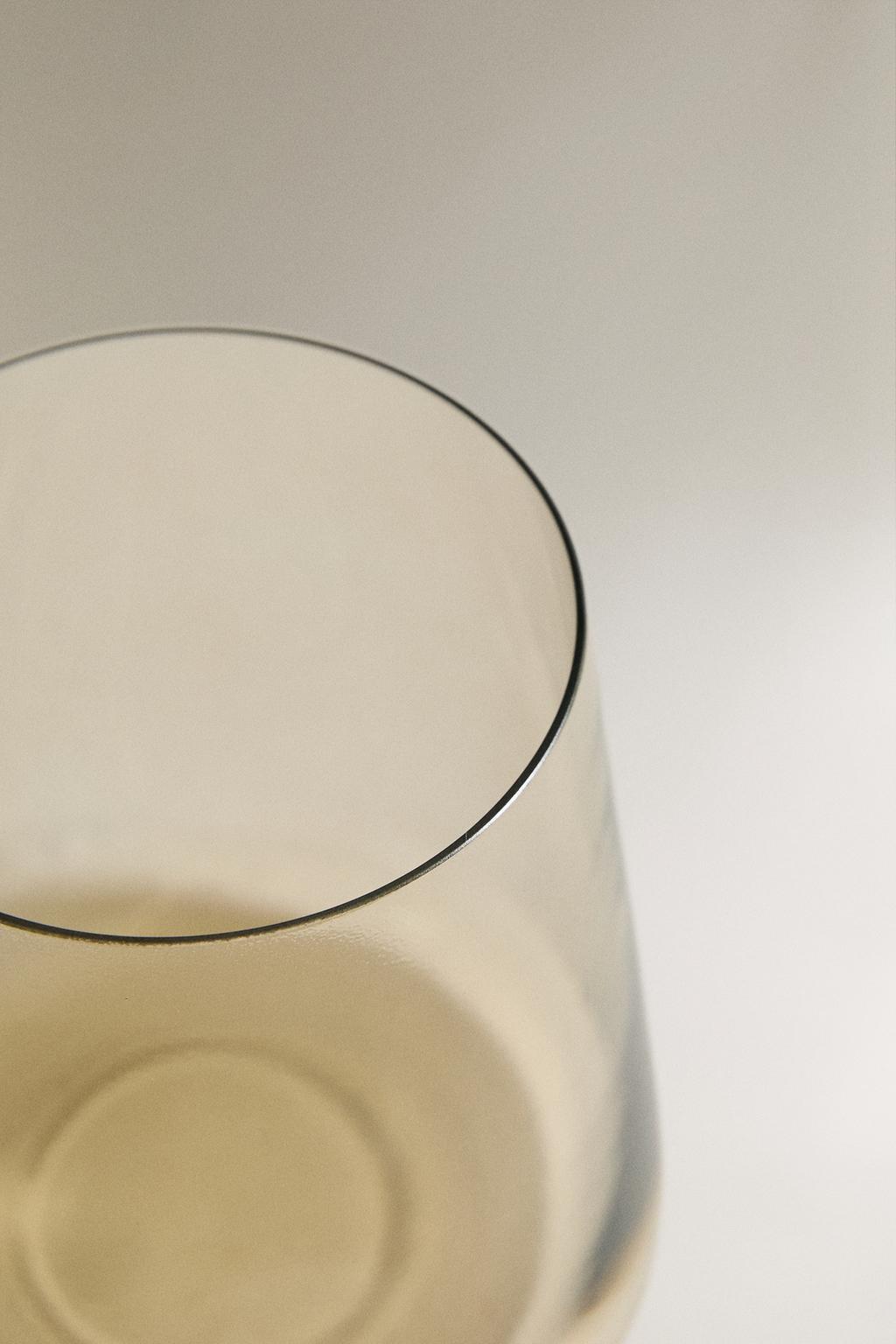 Стеклянный рюмка конической формы