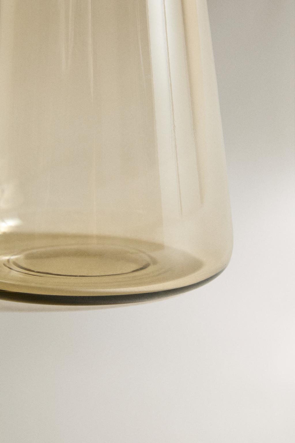 Стеклянный рюмка конической формы