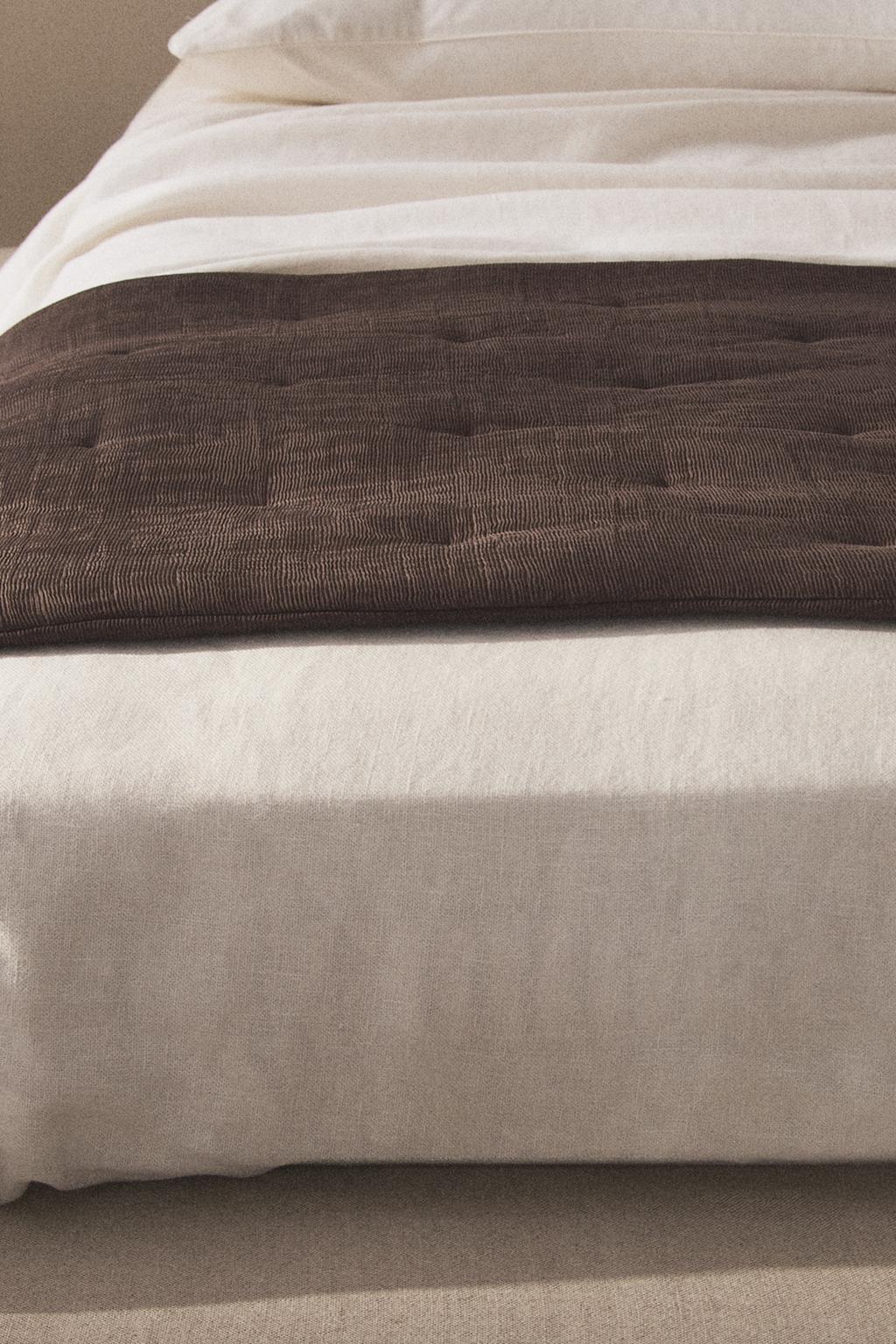 Стёганный покрывало foot of the bed с мягкими складками