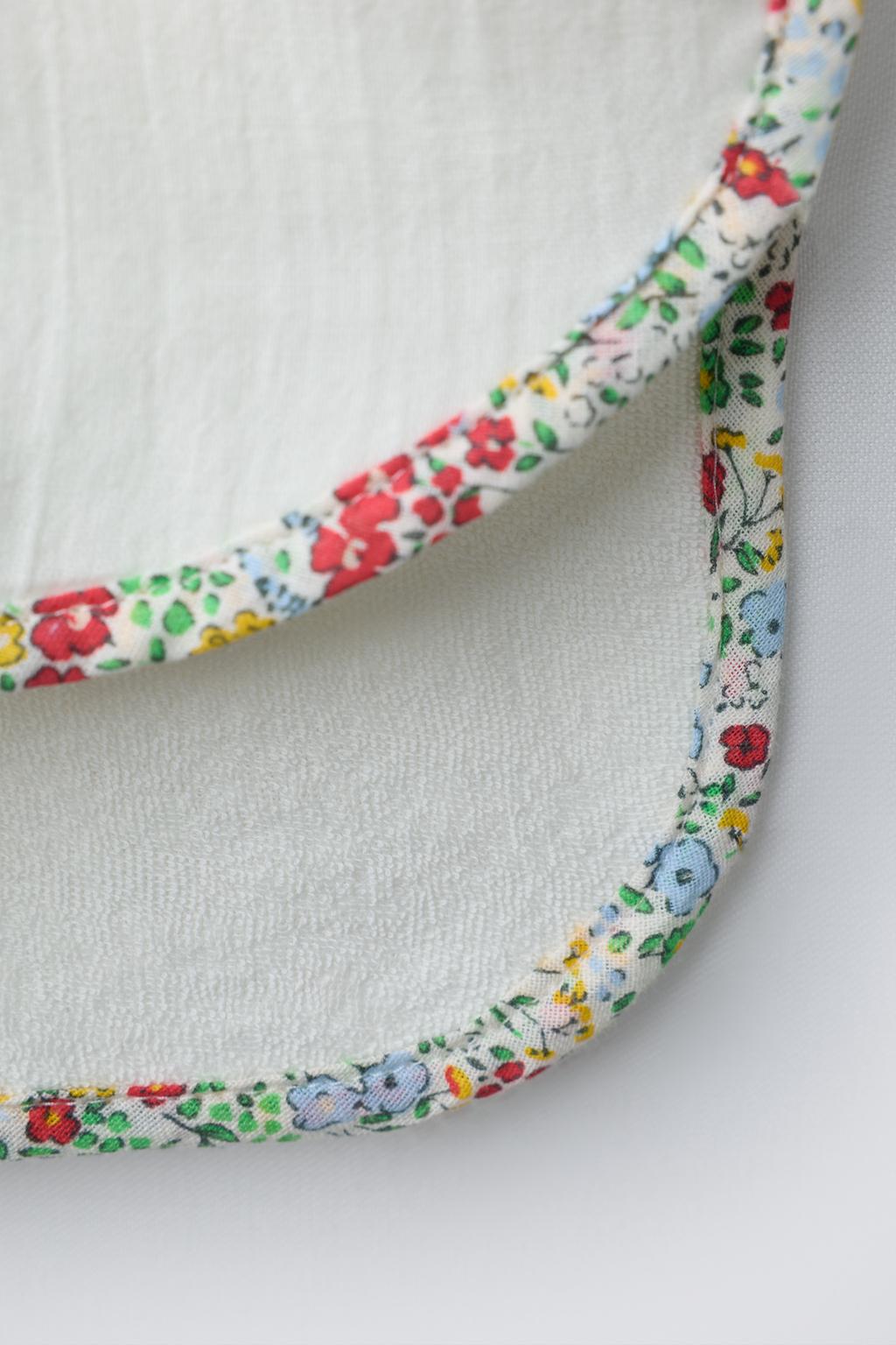 ПОНЧО-ПОЛОТЕНЦЕ С ЦВЕТОЧНЫМ УЗОРОМ