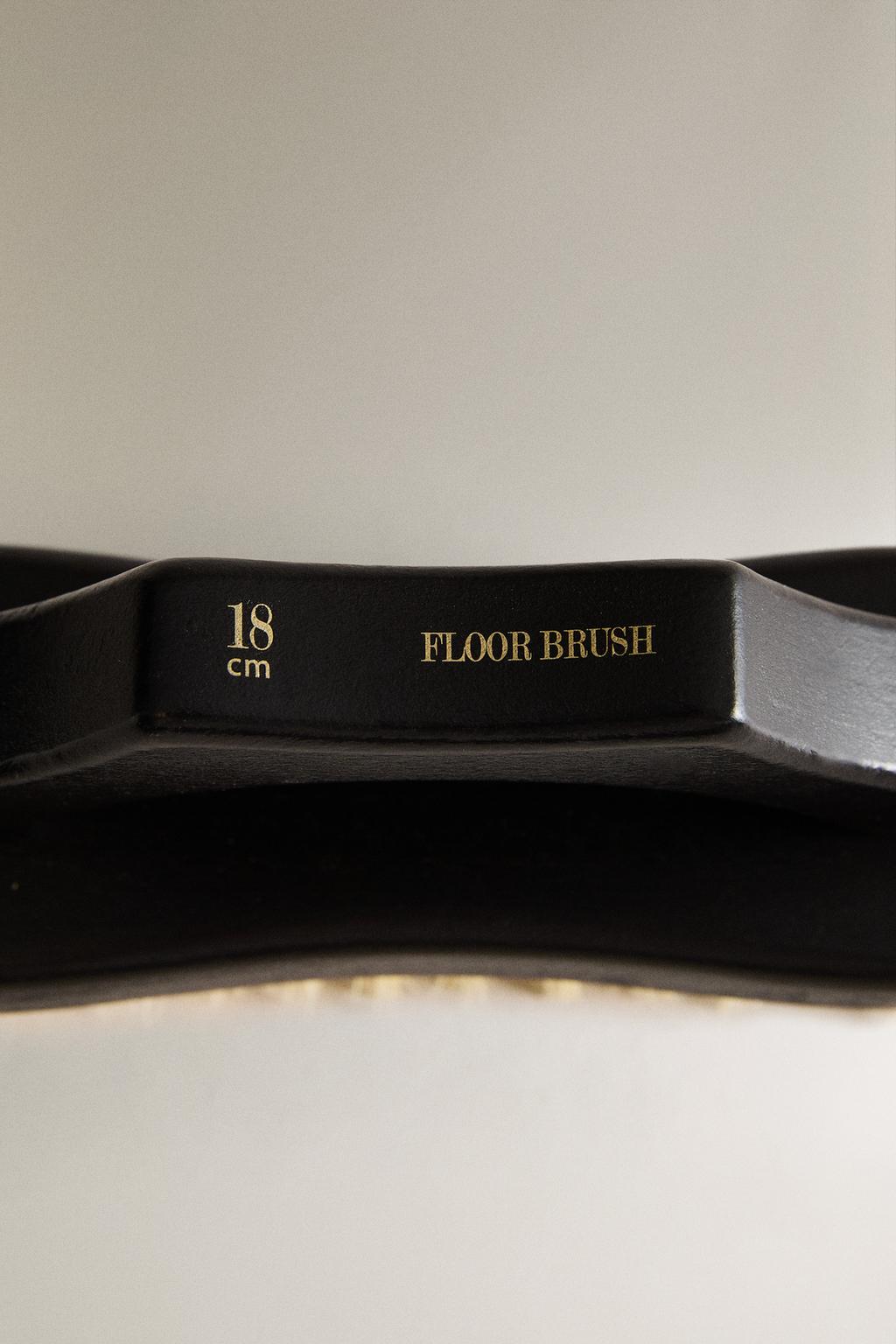 Деревянная щетка для скраббинга пола