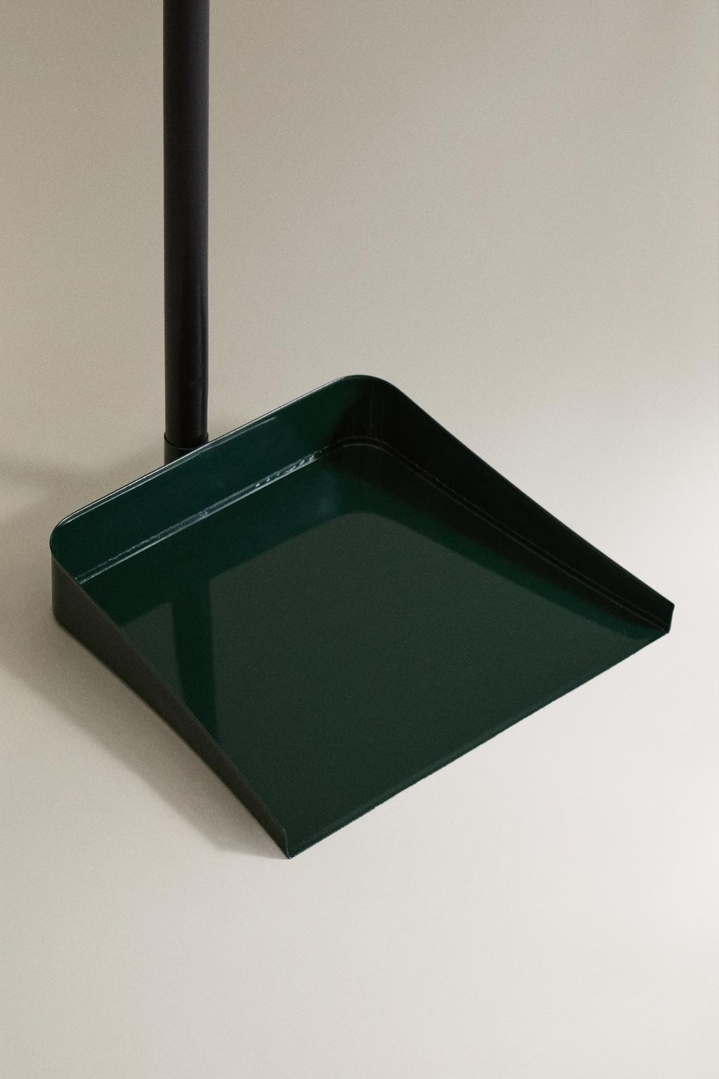 Деревянная метла с лопатой