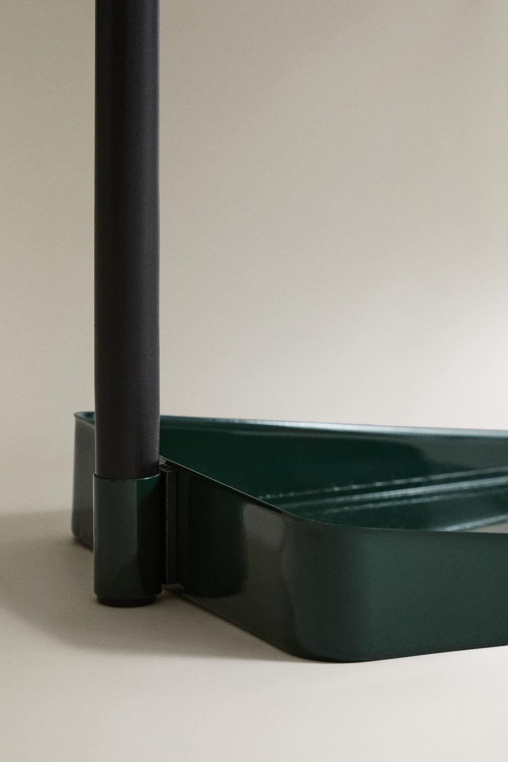 Деревянная метла с лопатой