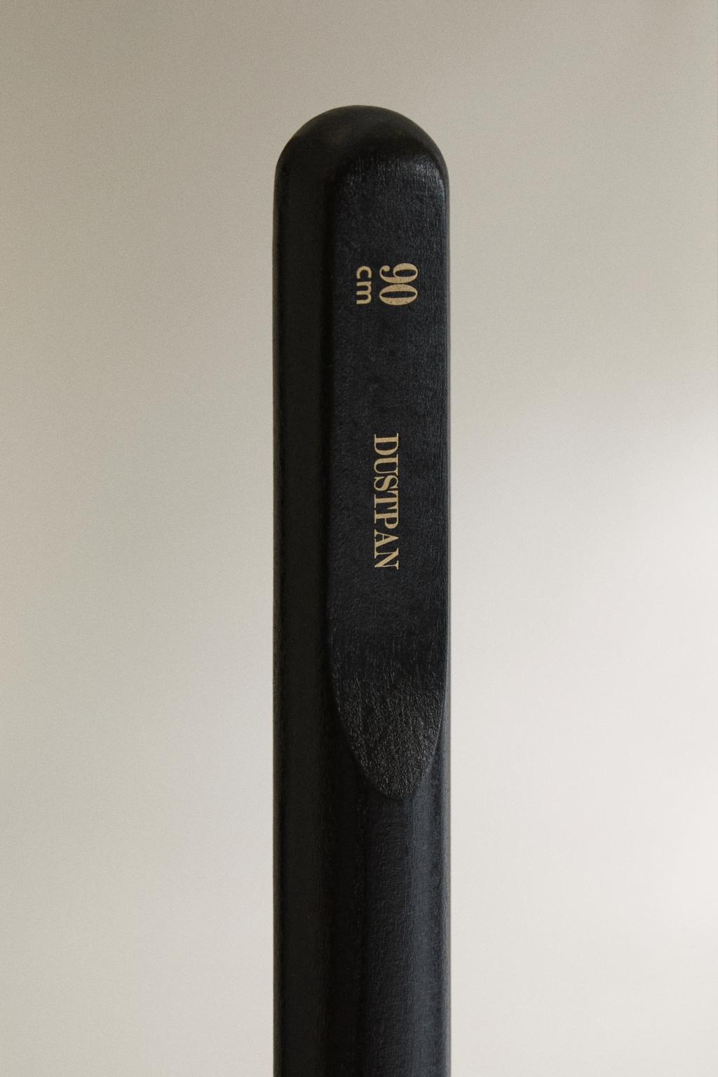 Деревянная метла с лопатой