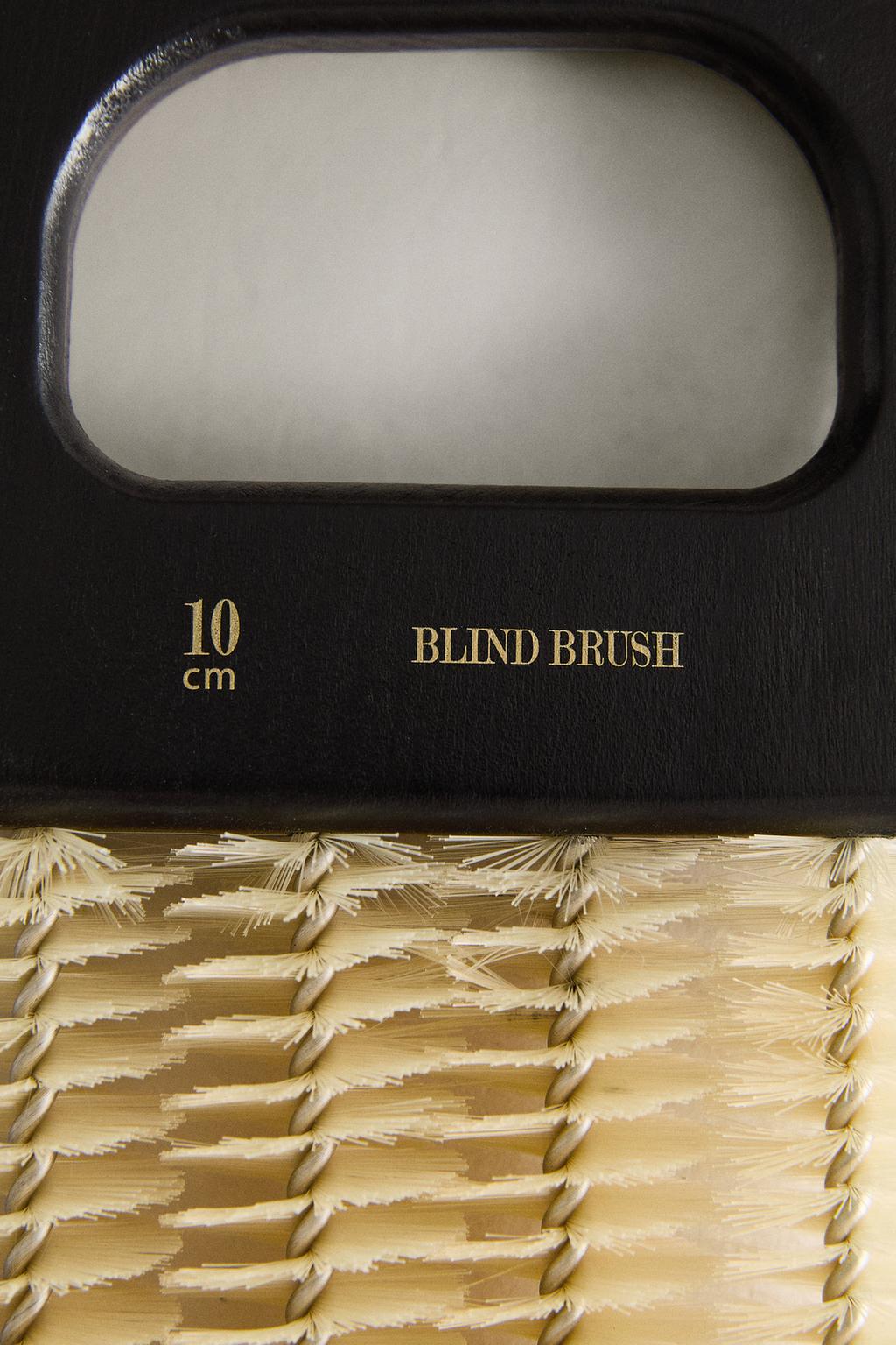 Деревянная щетка для чистки ставней