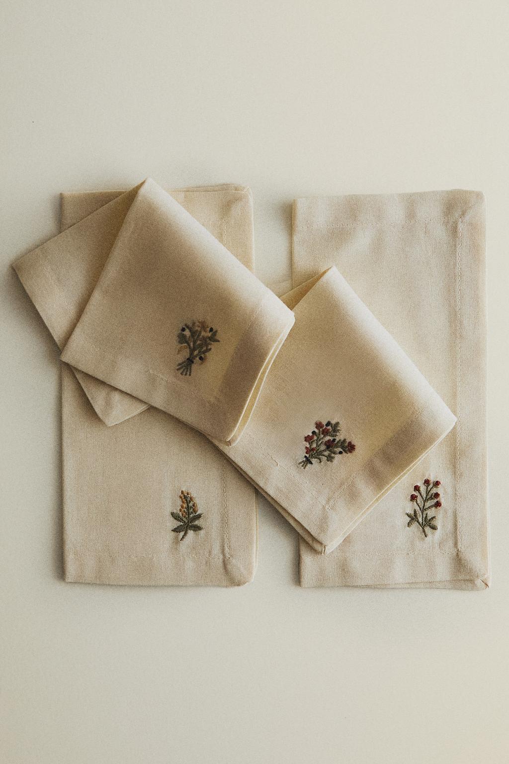 Набор салфеток с вышитыми цветами (набор из 4 штук)