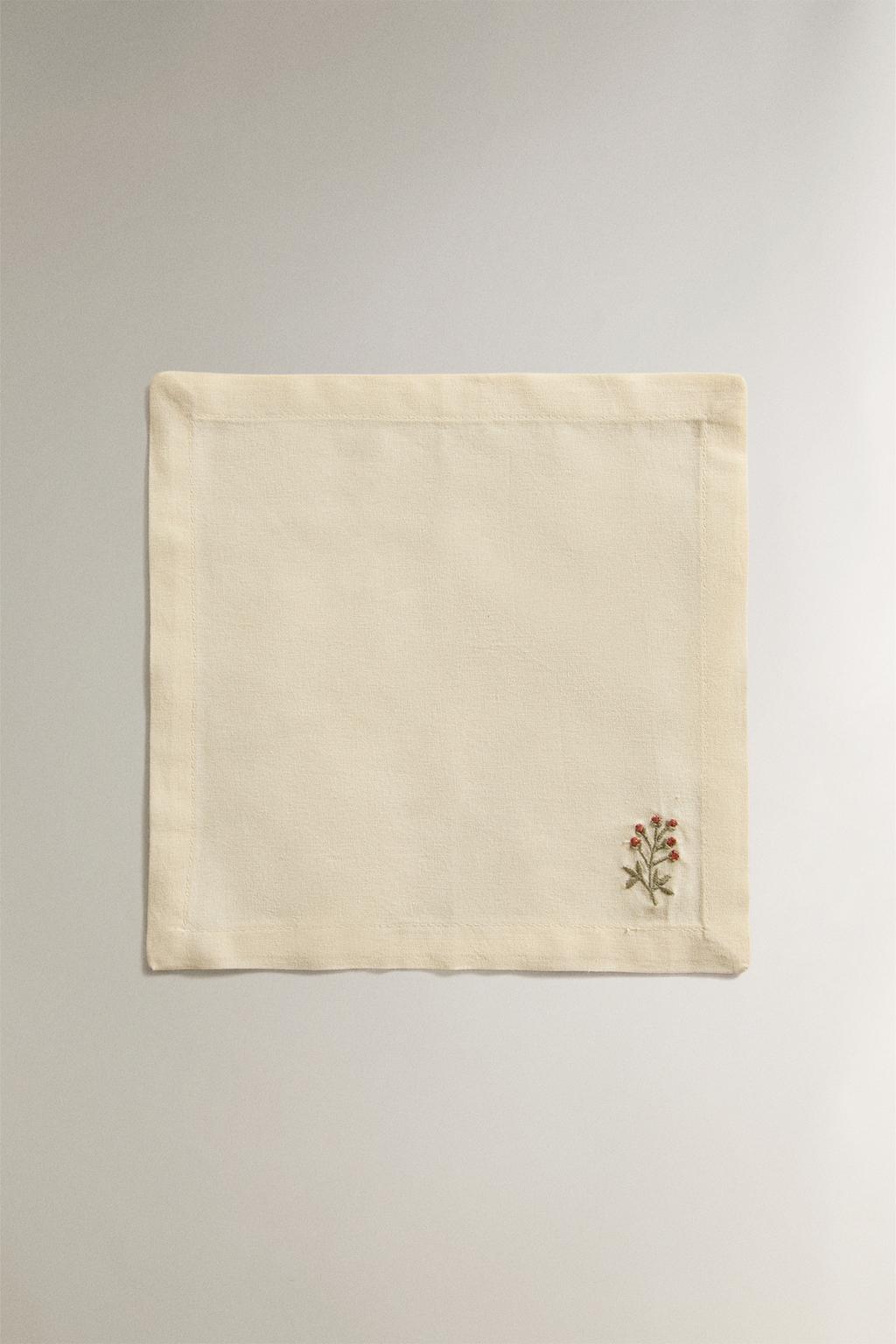 Набор салфеток с вышитыми цветами (набор из 4 штук)