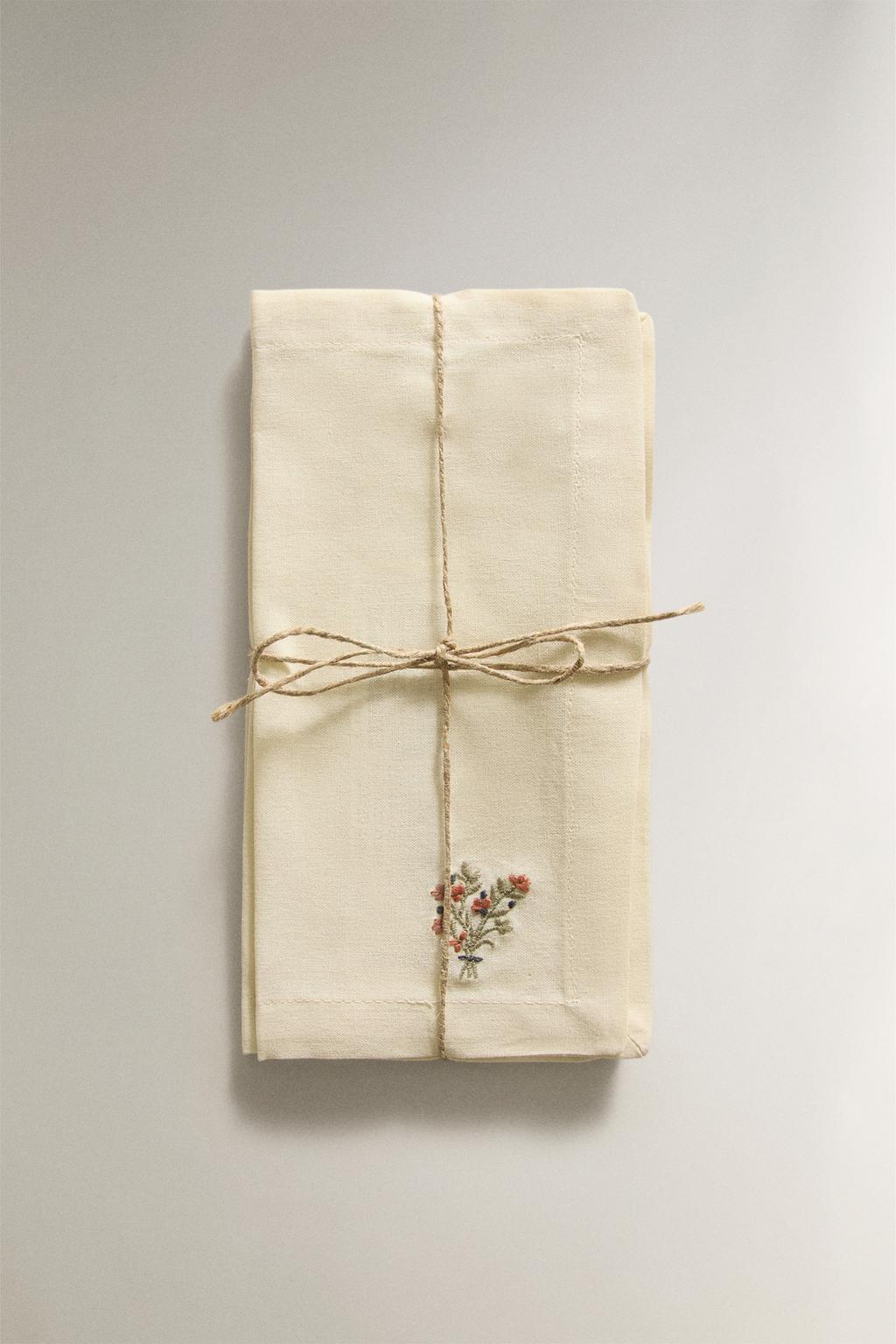 Набор салфеток с вышитыми цветами (набор из 4 штук)