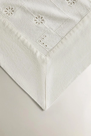 Скатерть с вышивкой и крошечными отверстиями- Заказать в России