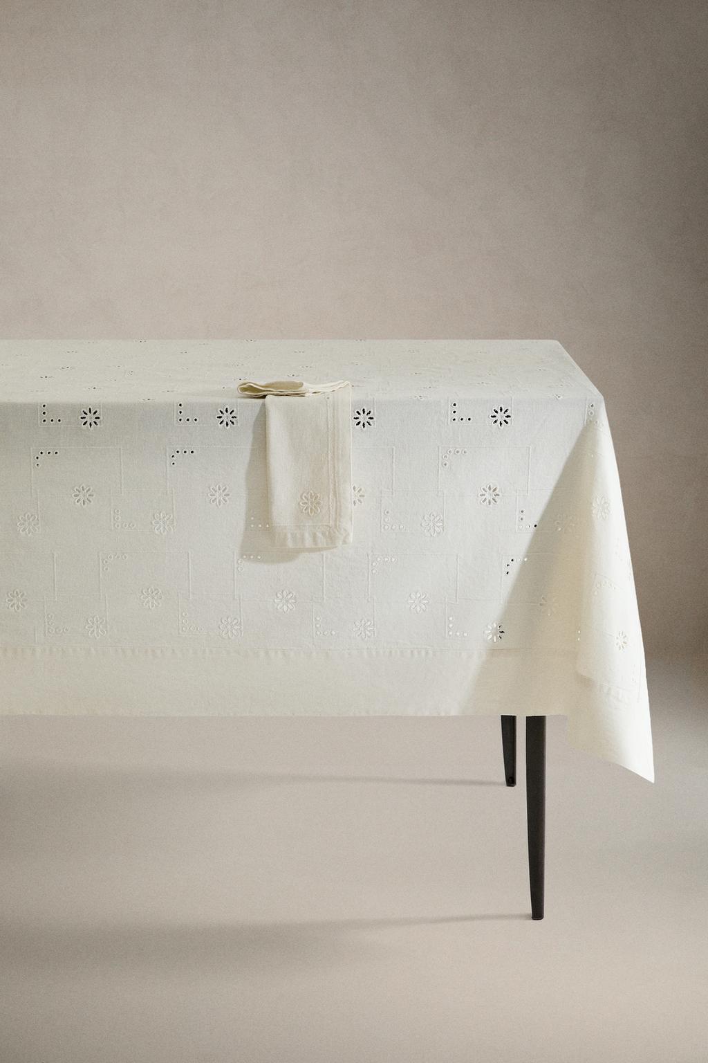 Скатерть с вышивкой и крошечными отверстиями