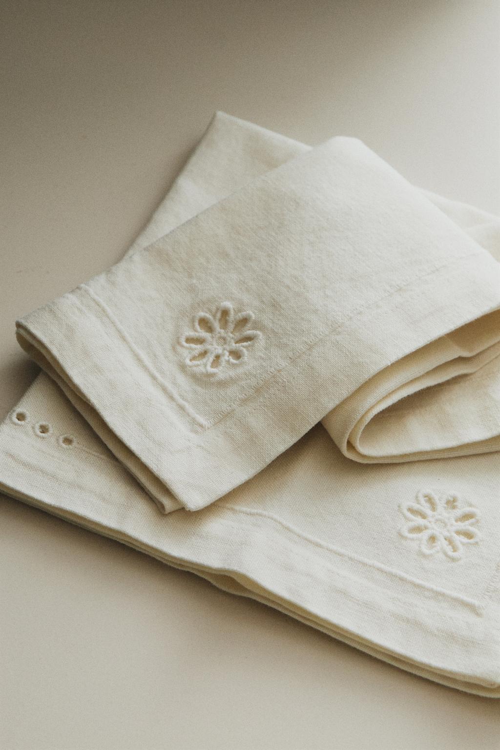 Набор салфеток с вышивкой кроя (набор из 2 штук)