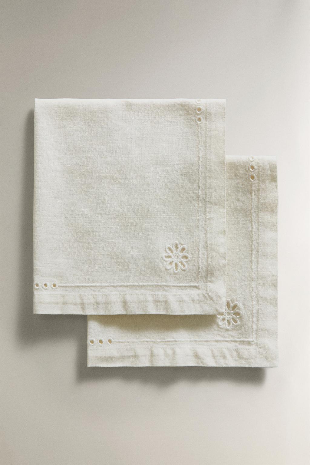 Набор салфеток с вышивкой кроя (набор из 2 штук)