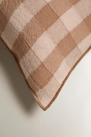 Подушка с клетчатым узором- Заказать в России