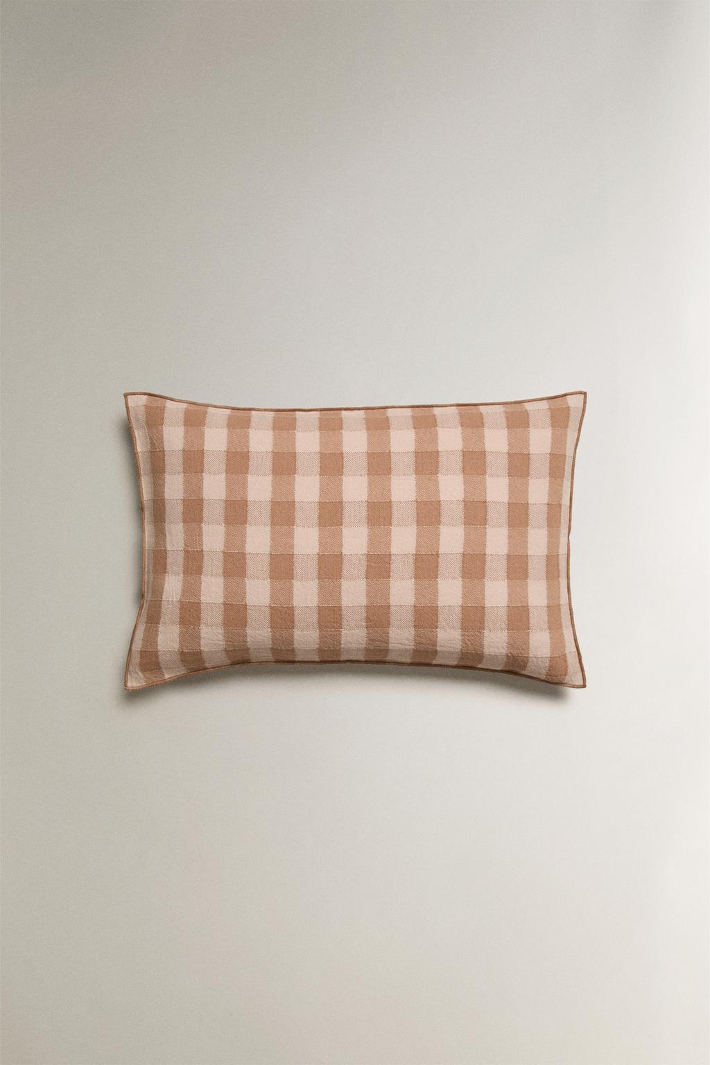 Подушка с клетчатым узором