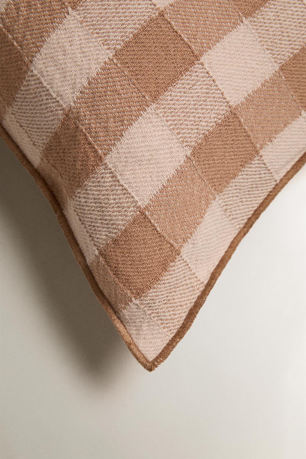 Подушка с клетчатым узором