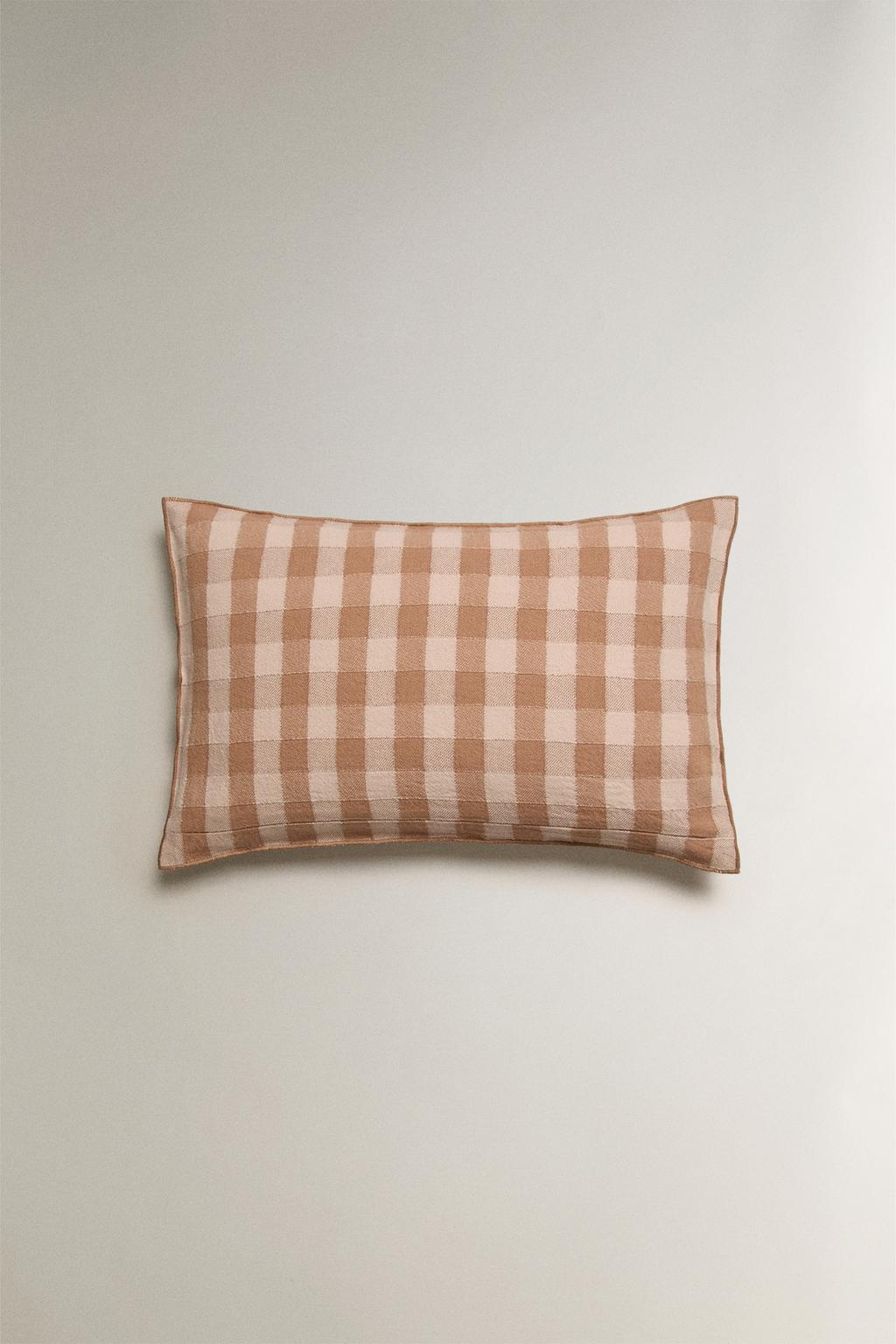 Подушка с клетчатым узором