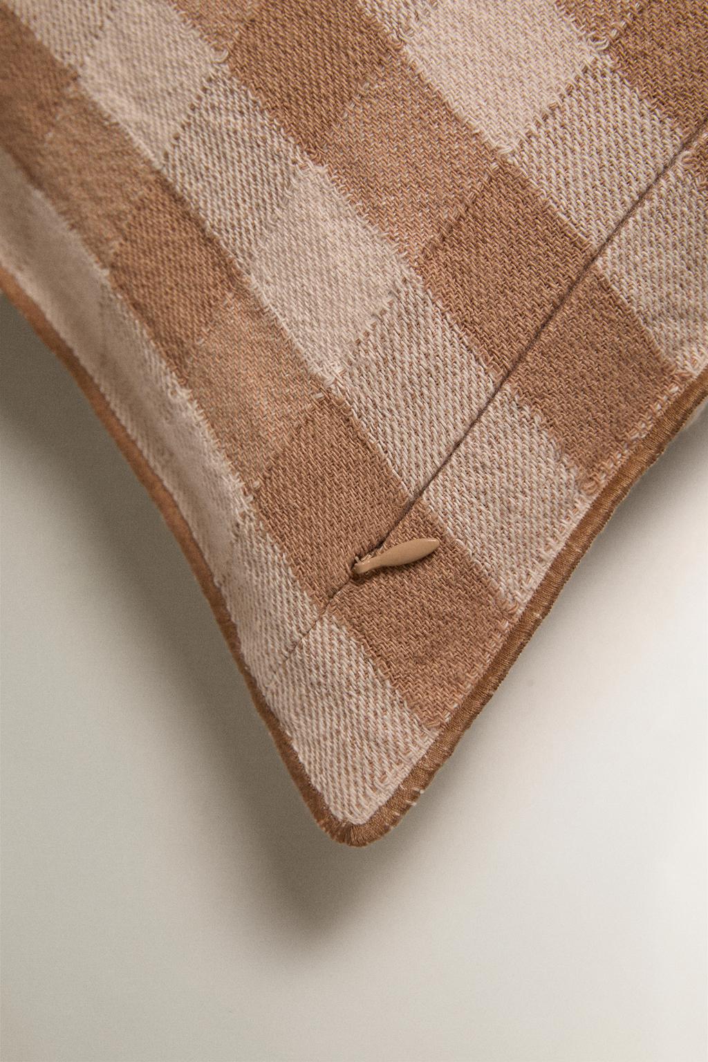 Подушка с клетчатым узором