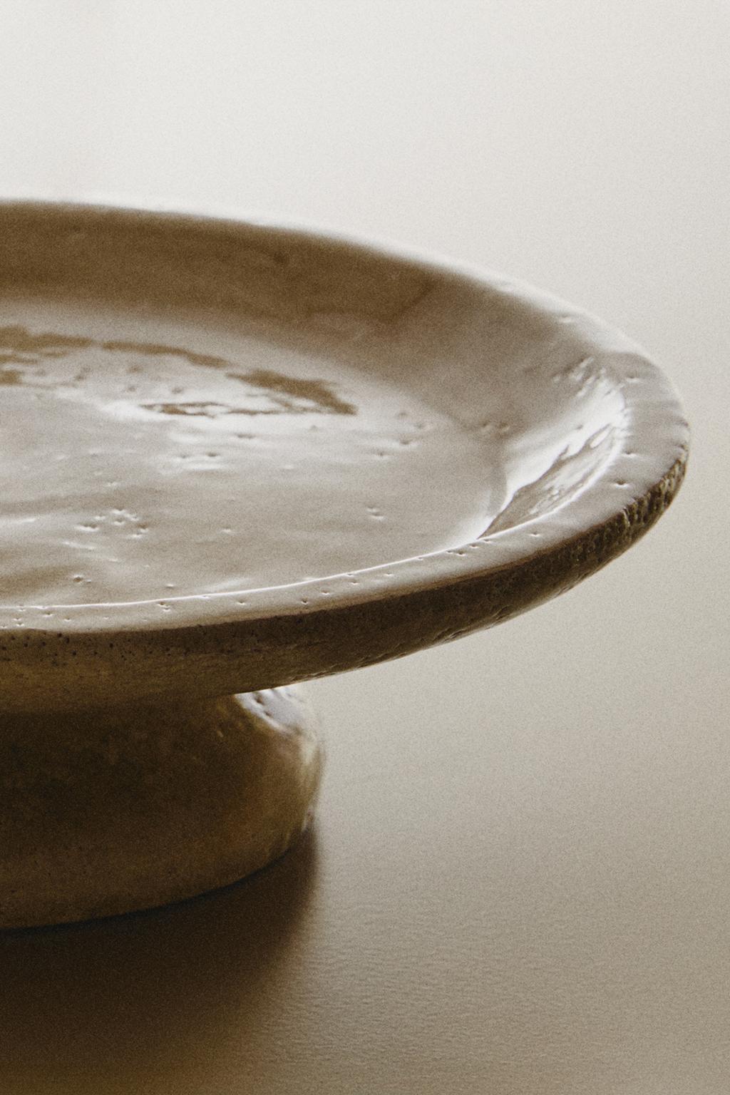 Пьедестальная тарелка из трещавой керамики