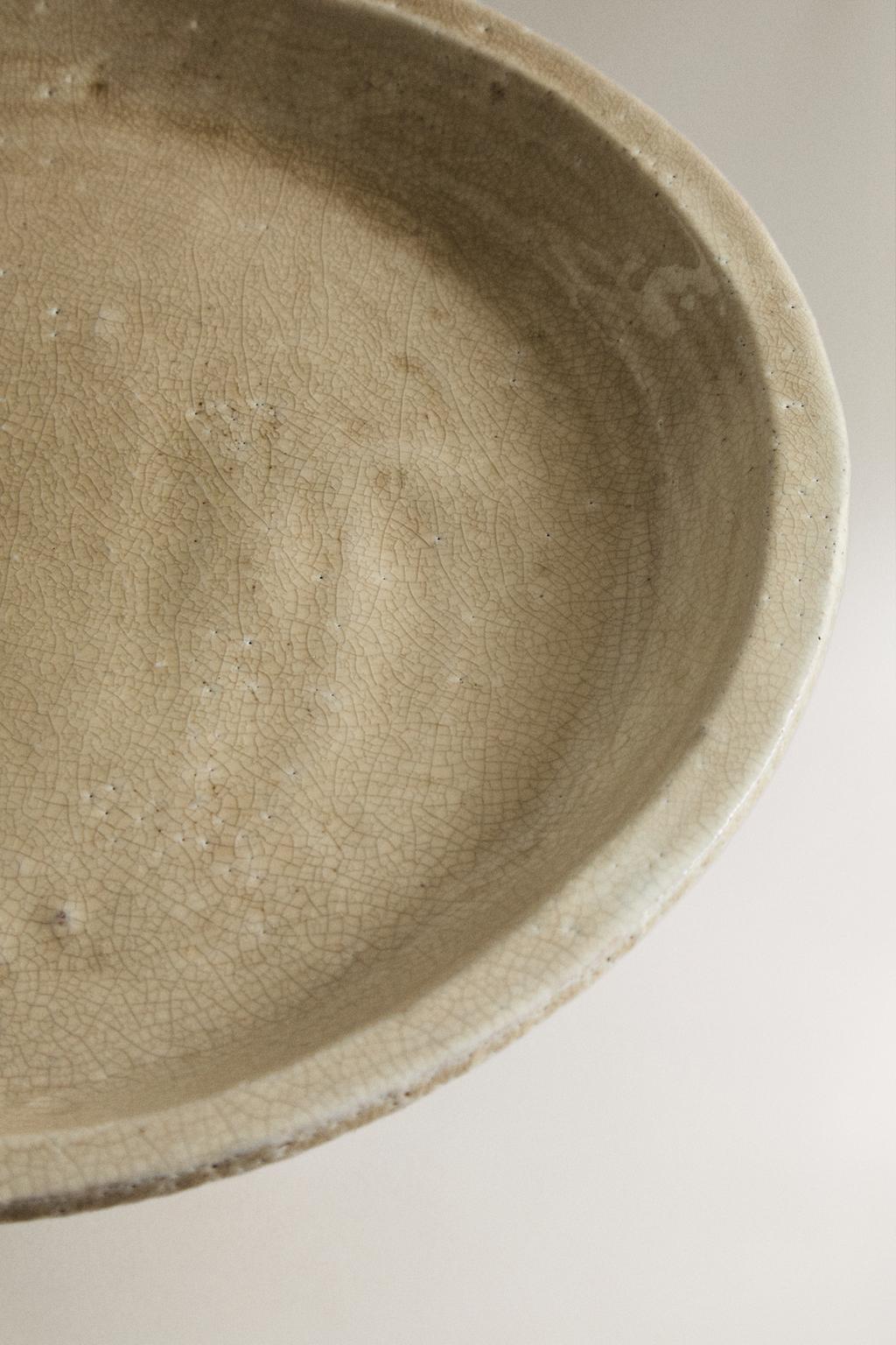 Пьедестальная тарелка из трещавой керамики